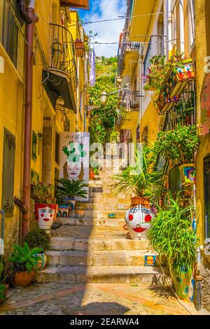 Vista su una stradina di Taormina, Sicilia, Italia Foto Stock