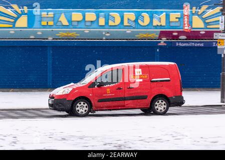 Royal Mail post van guidare lungo il lungomare a Southend on Sea, Essex, Regno Unito, con neve sul terreno da Storm Darcy. Passerai accanto alla galleria di divertimenti Foto Stock