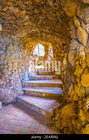 Vista di una grotta artificiale sull'Isola Bella vicino a Taormina, Sicilia, Italia Foto Stock