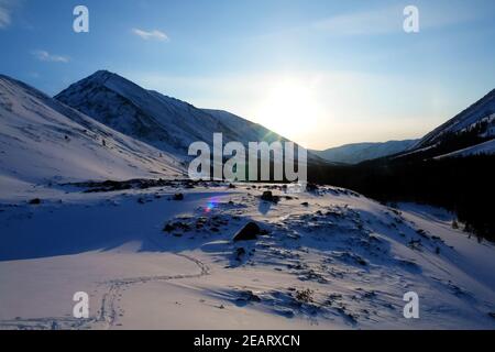 Montagne Baikal in inverno nella neve. Foresta in montagne innevate. Foto Stock