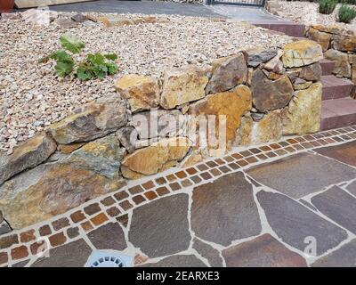 Gartenweg, Natursteinplatten, Porphyr Foto Stock