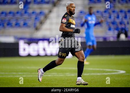 10-02-2021: Voetbal: KRC Genk v Sint Truiden: Genk GENK, BELGIO - FEBBRAIO 10: Duckens Nazon di STVV durante la partita di Coppa Croky tra KRC Genk e. Foto Stock