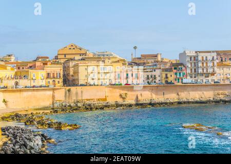 Vista sul lungomare che circonda il centro storico di Siracusa in Sicilia Foto Stock