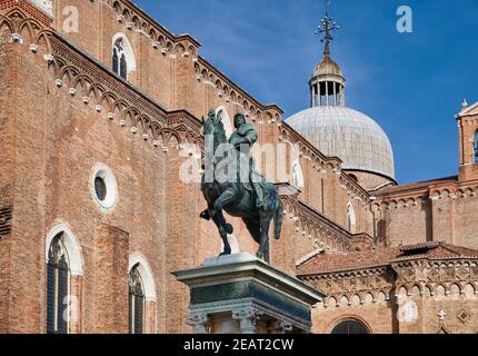 Statua equestre di Bartolomeo Colleoni su campo Santi Giovanni e Paolo, Statua di Bartolomeo Colleoni, Venezia, Veneto, Italia Foto Stock