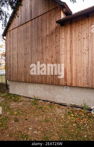 Casa con una facciata di tavole di legno Foto Stock