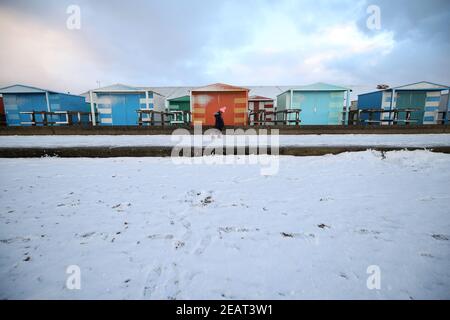 La neve cade sulla spiaggia Whitstable di Kent, mentre il freddo scatto continua a afferrare gran parte della nazione. Data immagine: Mercoledì 10 febbraio 2021. Foto Stock