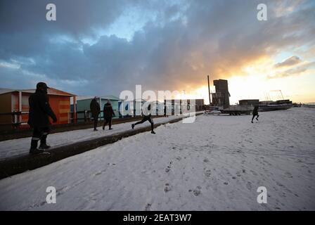 La neve cade sulla spiaggia Whitstable di Kent, mentre il freddo scatto continua a afferrare gran parte della nazione. Data immagine: Mercoledì 10 febbraio 2021. Foto Stock