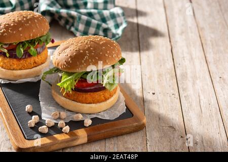 Delizioso hamburger di ceci sano. Dieta alternativa. Concetto alimentare di veganismo. Foto Stock