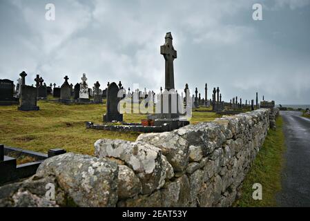 Paesaggio con vista panoramica del Cimitero di Kellough con le antiche tombe in marmo e lapidi intemperie a Spiddal, nella contea di Galway, Irlanda. Foto Stock