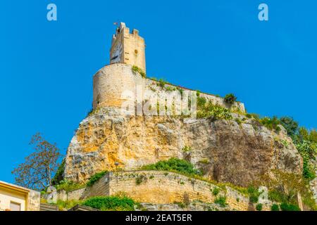 Vista su una famosa torre dell'orologio nel castello dei conti a Modica, Sicilia, Italia Foto Stock