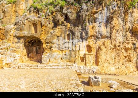 Vista dei resti del Santuario e Grotta di Pan, nella Riserva Naturale del torrente Ermonico (Banias), alta Galilea, Israele settentrionale Foto Stock