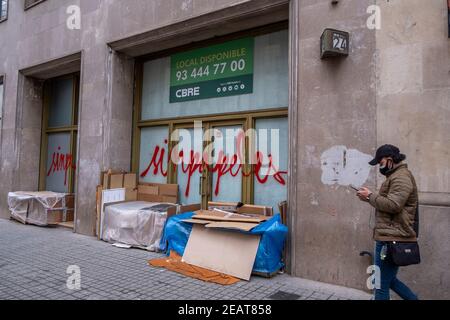 Barcellona, Spagna. 10 Feb 2021. Rifugi improvvisati con scatole di cartone per i senzatetto sono visti in una strada centrale.la pandemia di Covid19 sta lasciando un sentiero di persone senza tetto che vivono sulle strade di fronte alla situazione di emergenza sanitaria con risorse minime dalle loro case di cartone costruito nelle aree commerciali della città. Credit: SOPA Images Limited/Alamy Live News Foto Stock