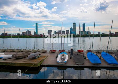 Il moderno skyline della città di Boston Back Bay include la John Hancock Tower, la Prudential Tower e il Four Seasons Hotel in One Dalton Street, vista su Charles R. Foto Stock