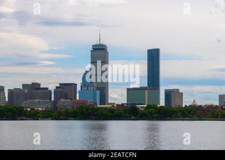 Il moderno skyline della città di Boston Back Bay comprende la Prudential Tower e il Four Seasons Hotel in One Dalton Street, vista sul fiume Charles a Cambridge, B. Foto Stock