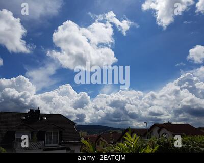 Nuvole convettive blu Foto Stock