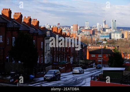 Una vista attraverso il centro di Leeds da una fila di case a schiera back to back a Beeston. Foto Stock