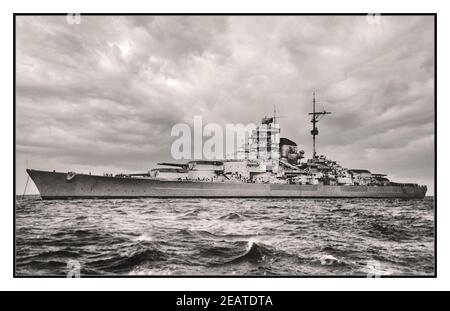 Tirpitz Battleship seconda guerra mondiale Germania nazista Kriegsmarine seconda di due corazzate di classe Bismarck costruite per la Germania nazista Kriegsmarine (marina) prima e durante la seconda guerra mondiale. Prende il nome dal Gran Ammiraglio Alfred von Tirpitz, architetto della Marina Kaiserliche (Marina Imperiale), la nave fu posata al Kriegsmarinewerft Wilhelmshaven nel novembre 1936 e il suo scafo fu lanciato due anni e mezzo più tardi. I lavori sono stati completati nel febbraio 1941, quando è stata commissionata alla flotta tedesca. Affondato dai bombardieri della Royal Air Force Lancaster il 12 novembre 1944 Foto Stock