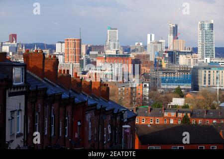 Una vista attraverso il centro di Leeds da una fila di case a schiera back to back a Beeston. Foto Stock