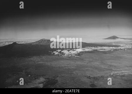 Monte Kilimanjaro dalla finestra dell'aereo Foto Stock