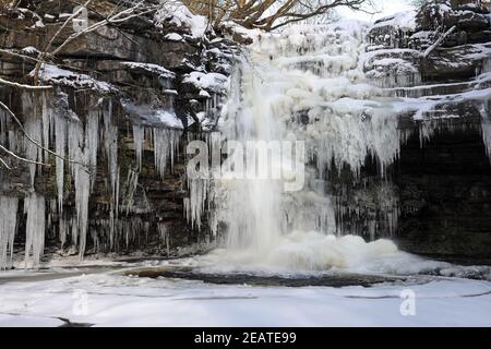 Summerhill Force, Bleowes, Teesdale, County Durham, Regno Unito. 10 febbraio 2021. Regno Unito Meteo. Dopo giorni di temperature al di sotto del gelo Summerhill Force a Teesdale, County Durham esseri per congelare oltre la creazione di uno spettacolare wonderland invernale di icicles. Credit: David Forster/Alamy Live News Foto Stock