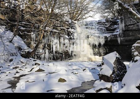 Summerhill Force, Bleowes, Teesdale, County Durham, Regno Unito. 10 febbraio 2021. Regno Unito Meteo. Dopo giorni di temperature al di sotto del gelo Summerhill Force a Teesdale, County Durham esseri per congelare oltre la creazione di uno spettacolare wonderland invernale di icicles. Credit: David Forster/Alamy Live News Foto Stock