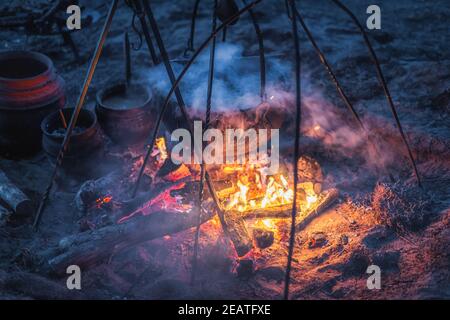 Calderone bollente con misteriosa decozione alla notte di Kupala Foto Stock