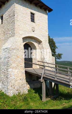 Castello medievale gotico reale di Bobolice situato sull'Altopiano Jurassico Polacco, Bobolice, Slesia, Polonia Foto Stock