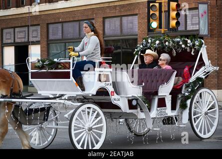 Una coppia anziana partecipa a un tour in buggy trainato da cavalli a San Antonio, Texas. Foto Stock