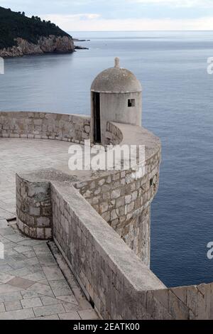 Mura di difesa della città vecchia di Dubrovnik, un ben conservato fortezza medievale e una popolare destinazione turistica della Croazia Foto Stock