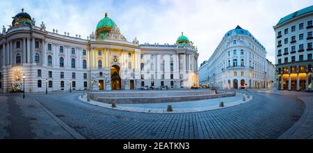 Michaelerplatz e Michaelertor, punto di riferimento a Vienna, Austria Foto Stock