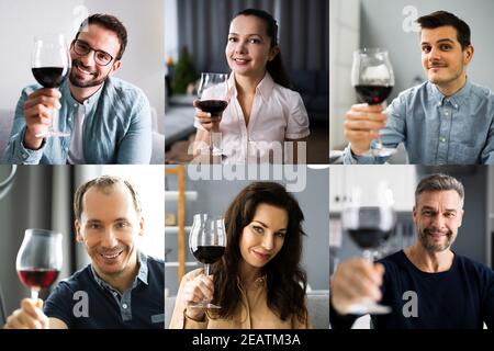 Uomo che beve vino rosso in videoconferenza Foto Stock