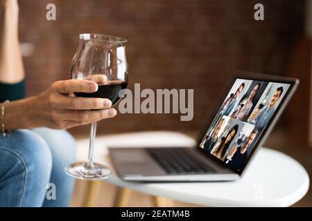 Cena virtuale con degustazione di vini online Foto Stock