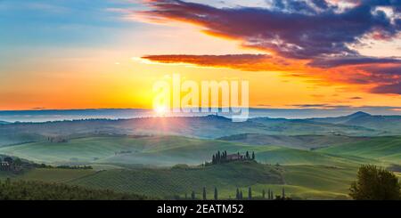 Paesaggio toscano a molla foggy sunrise Foto Stock