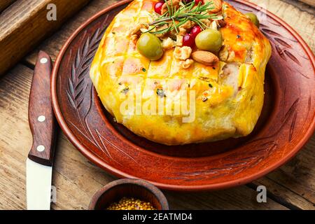 Formaggio Camembert al forno con pancetta Foto Stock