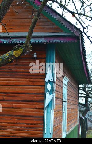 Particolare di un muro di legno della vecchia casa di tronchi. Foto Stock