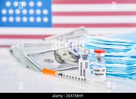 Coronavirus, vaccino covid-19 contro sfondo di bandiera degli Stati Uniti e malattia di denaro preparazione per gli studi clinici umani vaccinazione shot, medicina conce Foto Stock