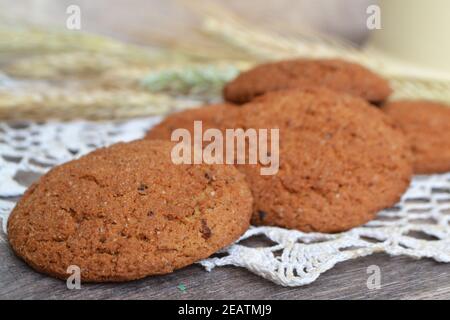 Biscotti fatti in casa con farinata d'avena su sfondo rustico da vicino Foto Stock
