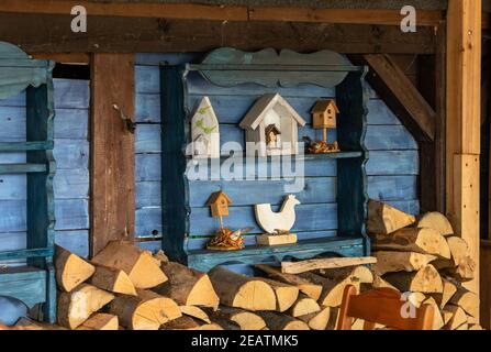Vecchi alimentatori ornitologici decorativi e case di legno per uccelli Foto Stock