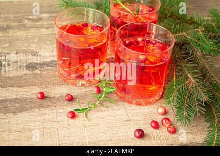 Bicchieri di Natale di vino rosso caldo VIN brulé o composto di bacche con spezie e bacche circondate da rami di abete Foto Stock