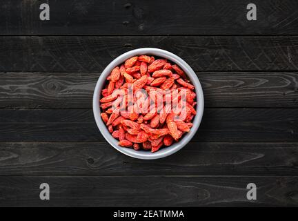 Goji bacche in un recipiente. Vista dall'alto Foto Stock