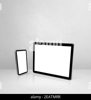 Telefono cellulare e tablet pc digitale su un ufficio bianco in cemento scrivania Foto Stock