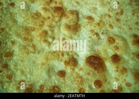 Vista in primo piano del pane liscio fatto a mano in olio chiamato paratha roti. Foto Stock