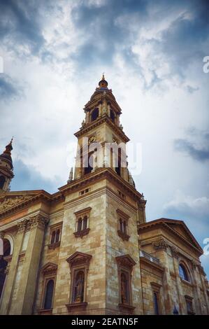 Basilica di Santo Stefano a Budapest in una giornata nuvolosa Foto Stock