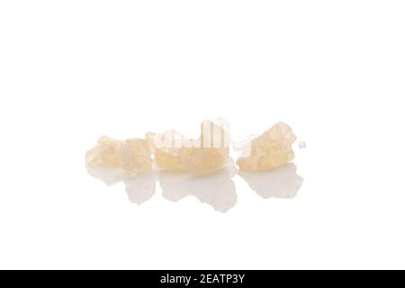 Cristallo MDMA isolato su sfondo bianco. Foto Stock