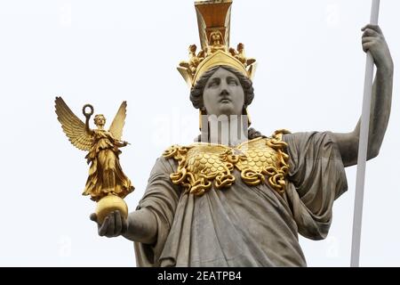 Pallas Athene dea greca di saggezza davanti al parlamento austriaco, Vienna Foto Stock