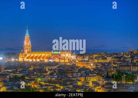 Vista notturna della Cattedrale Primate di Santa Maria di Toledo che domina lo skyline della città, Spagna Foto Stock