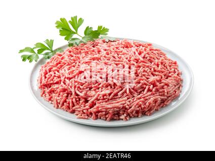 Carne macinata servita su un piatto su fondo bianco Foto Stock