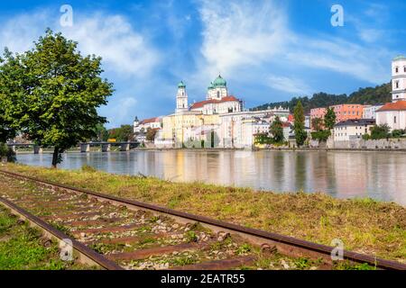 Cattedrale e binari ferroviari sul lato del fiume Inn a Passau, Germania Foto Stock