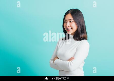 donna sorridente con braccia incrociate Foto Stock