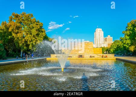 tempio egiziano di debod circondato dal quartiere degli affari a madrid Foto Stock